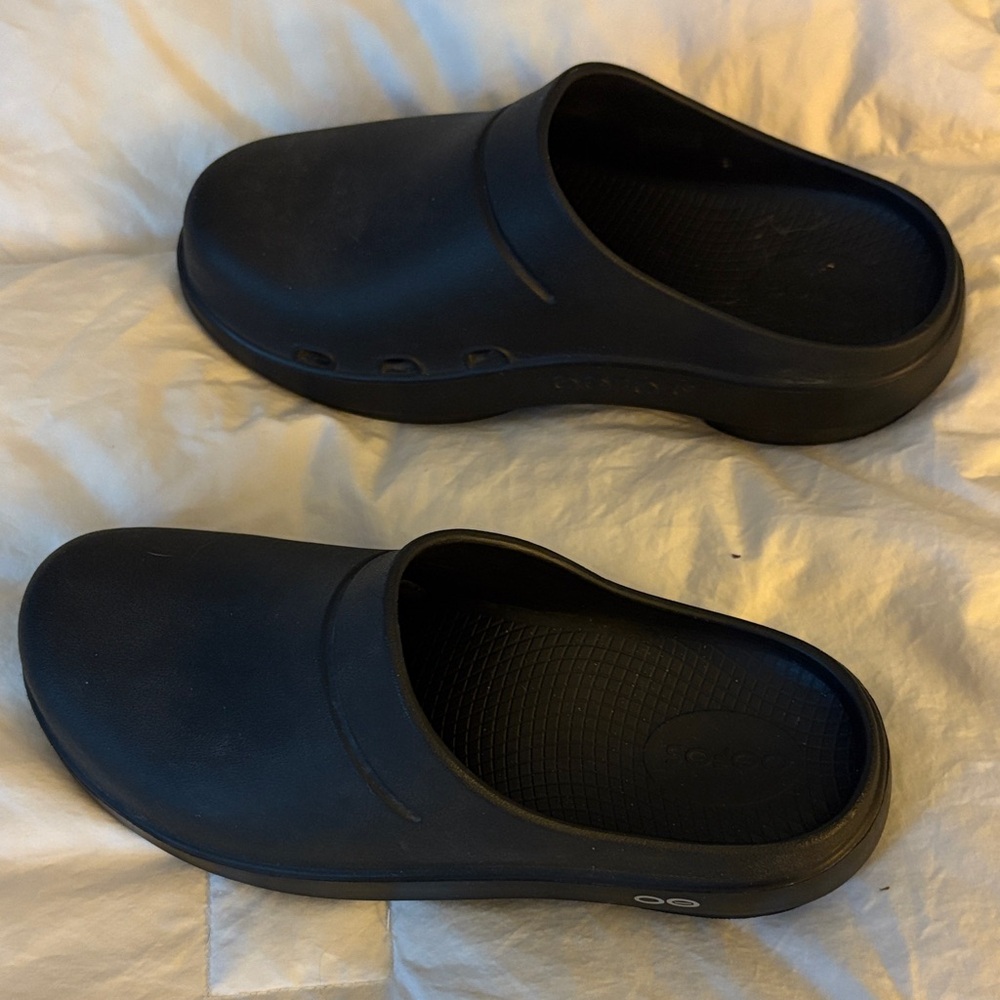 Black oofos clogs